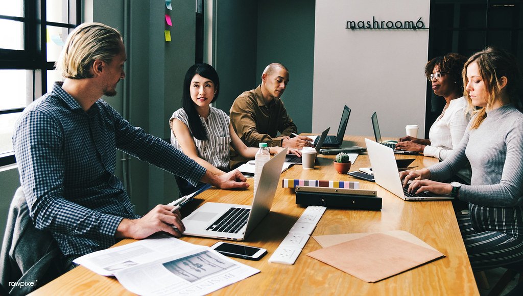 Equipo trabajando en el diseño de un proyecto