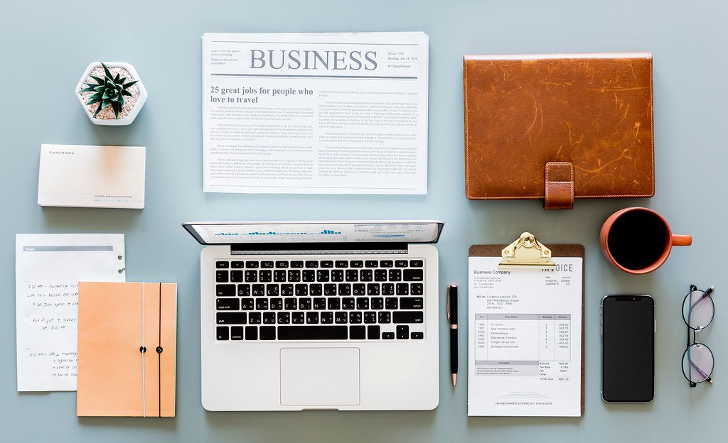Escritorio organizado con laptop, teléfono y planificador de contenido