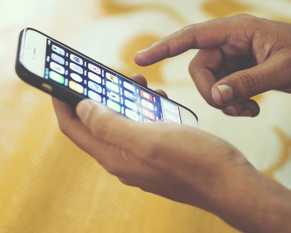 Mano deslizando el dedo sobre la pantalla del teléfono